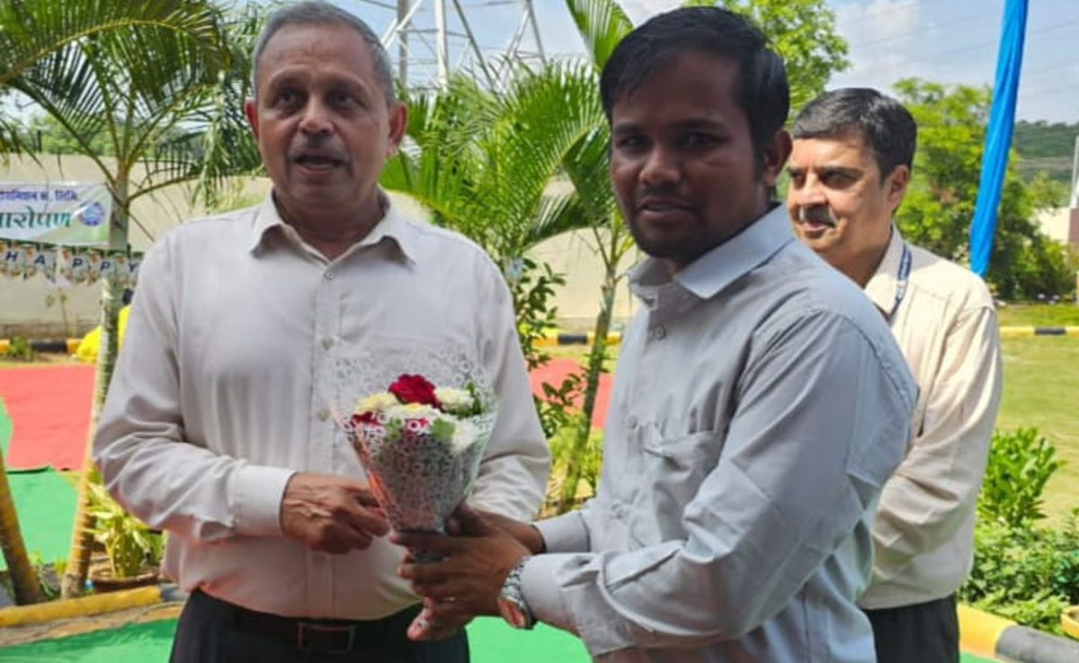 जबलपुर: जमीन पर पड़ा था तिरंगा, वाहन चालक सुनील कुमार ने राष्‍ट्रीय ध्वज के प्रति ऐसे दिखाया अपना समर्पण