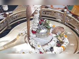 Sawan 2025: शिवलिंग पर चढ़ाने वाली 10 आवश्यक सामग्री, जिनसे सावन में भोलेनाथ होते हैं प्रसन्न