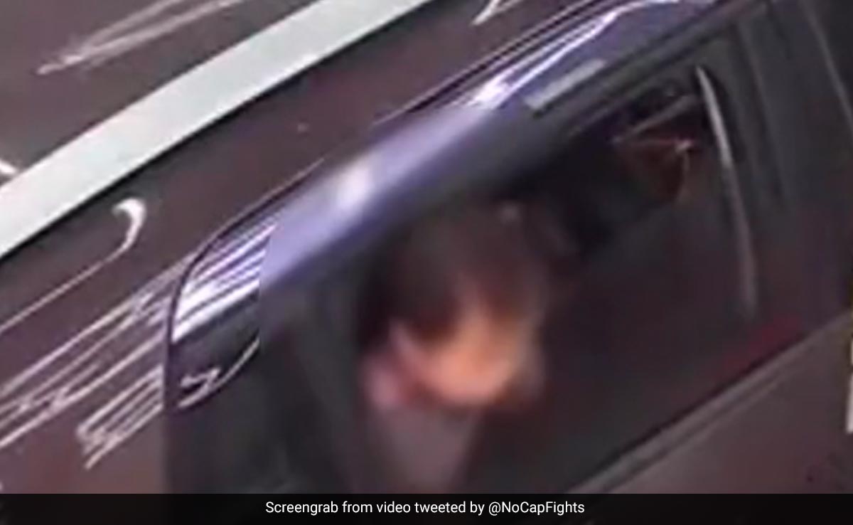 मां ने बिना देखे बंद कर दी कार की खिड़की, तभी अटक गई बच्ची की गर्दन, आगे जो हुआ, कांप जाएगी रूह