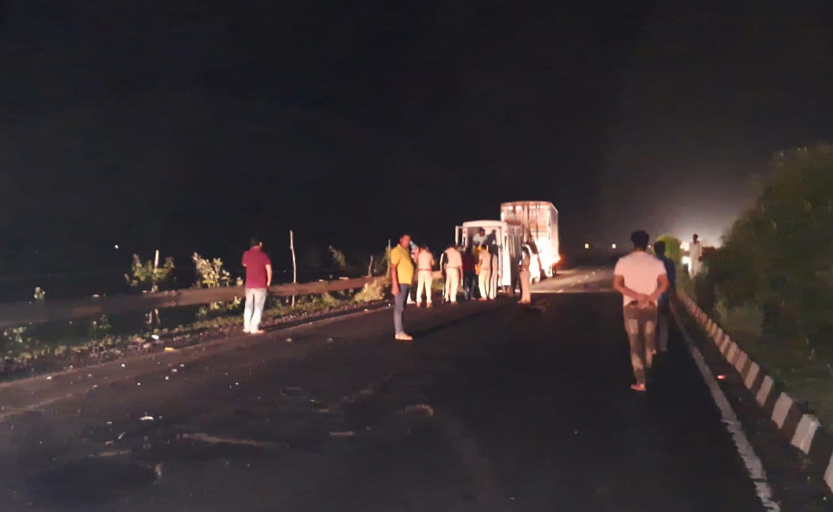 सागर: स्कूटी सवार दो युवकों को तेज़ रफ़्तार कंटेनर ने मारी टक्कर, दोनों की मौके पर मौत