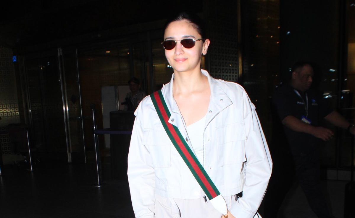 Viral: Alia Bhatt Didn't Fall For Paparazzi's Slipper Prank At Airport - "Done It On Purpose"