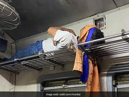 लोकल ट्रेन में लोगों को खड़े होने की जगह नहीं मिलती, शख्स ने कर लिया लेटने का जुगाड़! लोकल ट्रेन में लोगों को खड़े होने की जगह नहीं मिलती, शख्स ने कर लिया लेटने का जुगाड़!