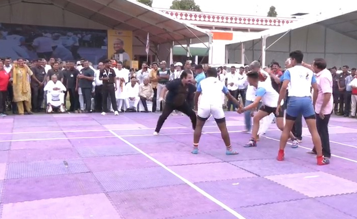 CM गहलोत ने शहरी व ग्रामीण ओलंपिक खेलों का किया उद्घाटन, मंत्री-विधायक ने कबड्डी में आजमाए हुनर