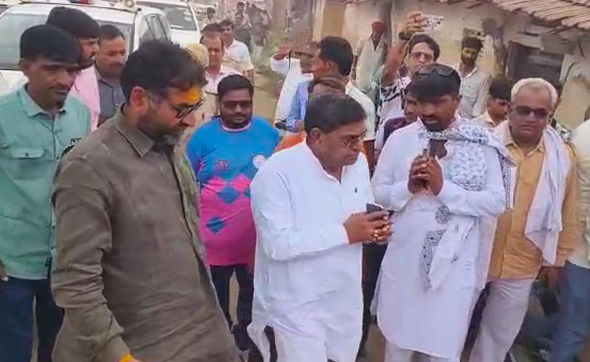 भीलवाड़ा भट्टी कांड : 6 दिन बाद पीड़िता के घर पहुंचे मंत्री, 5 लाख रुपये का सौंपा चेक