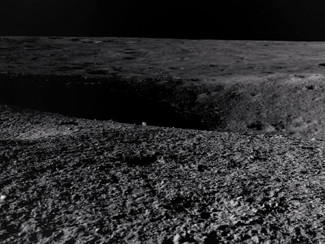 चांद पर प्रज्ञान रोवर के रास्ते में आया क्रेटर, इसरो ने दी जानकारी चांद पर प्रज्ञान रोवर के रास्ते में आया क्रेटर, इसरो ने दी जानकारी