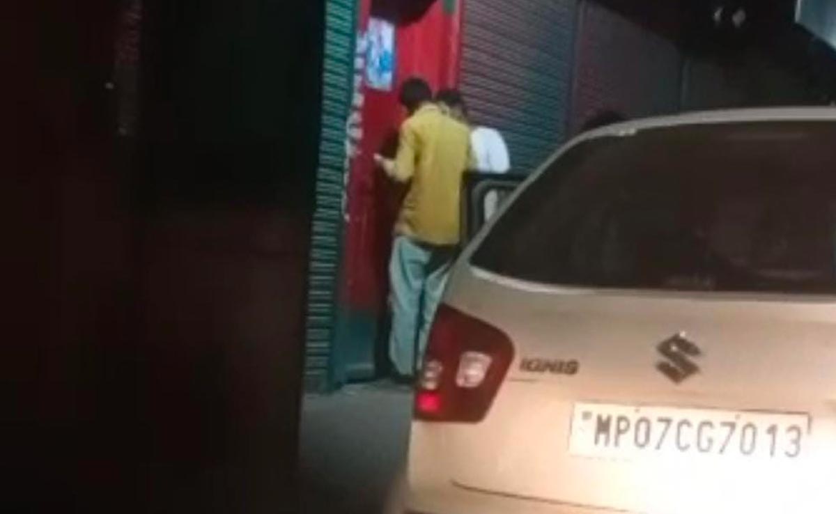 ग्वालियर में रात 12 बजे के बाद भी दुकानों पर बिक रही है शराब, वीडियो वायरल