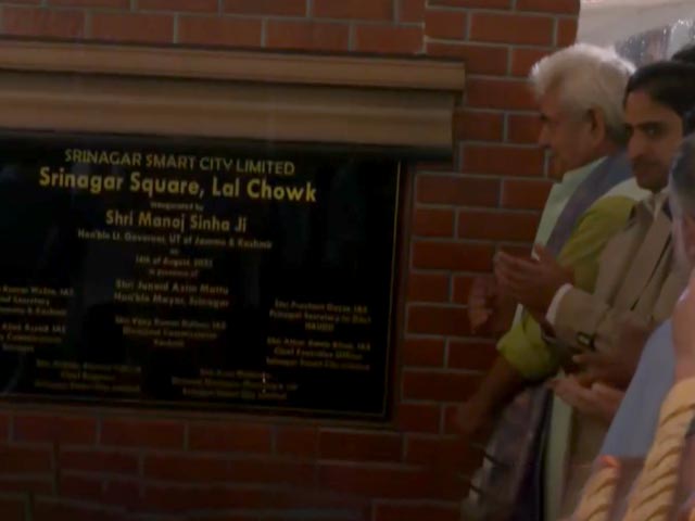 जम्मू-कश्मीर एलजी मनोज सिन्हा ने श्रीनगर के लाल चौक पर घंटाघर का उद्घाटन किया