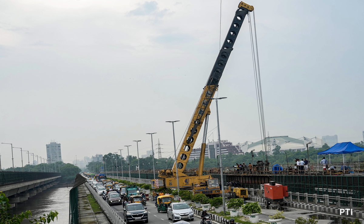 4 Haryana Officers Face Action Over Jamming Of Delhi ITO Barrage Gates