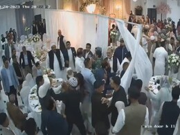 पाकिस्तान में एक शादी के दौरान आपस में लड़ गए मेहमान, एक-दूसरे पर फेंकी कुर्सियां, देखें वायरल वीडियो पाकिस्तान में एक शादी के दौरान आपस में लड़ गए मेहमान, एक-दूसरे पर फेंकी कुर्सियां, देखें वायरल वीडियो