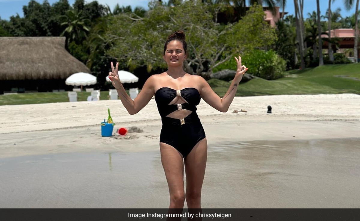 Even If Chrissy Teigen Believes She "Never Had A Waist", Her Body Positivity Is Boundless