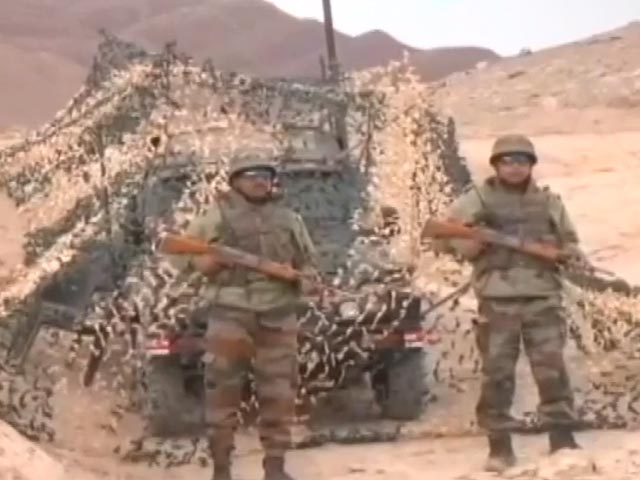 लद्दाख में लेह से करीब डेढ़ सौ किलोमीटर दूर सेना का एक ट्रक खाई में गिरा