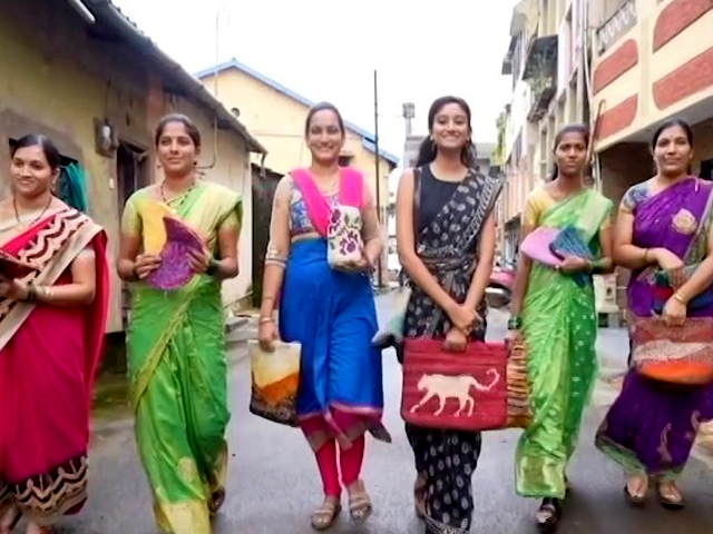 कैसे नेशनल इंस्टीट्यूट ऑफ डिज़ाइन के छात्र कपड़े के कचरे का पुनर्चक्रण करते हैं? कैसे नेशनल इंस्टीट्यूट ऑफ डिज़ाइन के छात्र कपड़े के कचरे का पुनर्चक्रण करते हैं?