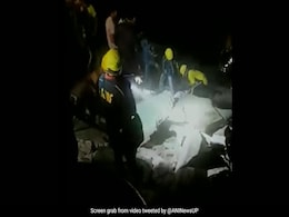 जोशीमठ के पास इमारत गिरी, तीन लोगों का रेस्क्यू सफल, कइयों के फंसे होने की आशंका जोशीमठ के पास इमारत गिरी, तीन लोगों का रेस्क्यू सफल, कइयों के फंसे होने की आशंका