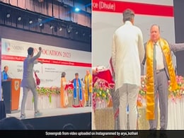 ग्रेजुएशन सेरेमनी के दौरान स्टेज पर जाते हुए डांस करने लगा स्टूडेंट, फिर जो हुआ, उसने कभी नहीं सोचा होगा... ग्रेजुएशन सेरेमनी के दौरान स्टेज पर जाते हुए डांस करने लगा स्टूडेंट, फिर जो हुआ, उसने कभी नहीं सोचा होगा...
