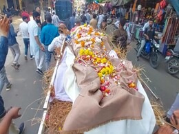 मंदसौर : बारिश के लिए मुस्लिम से हिंदू बने शख्स ने निकाली अपनी शव यात्रा, अजीबोगरीब टोटका मंदसौर : बारिश के लिए मुस्लिम से हिंदू बने शख्स ने निकाली अपनी शव यात्रा, अजीबोगरीब टोटका