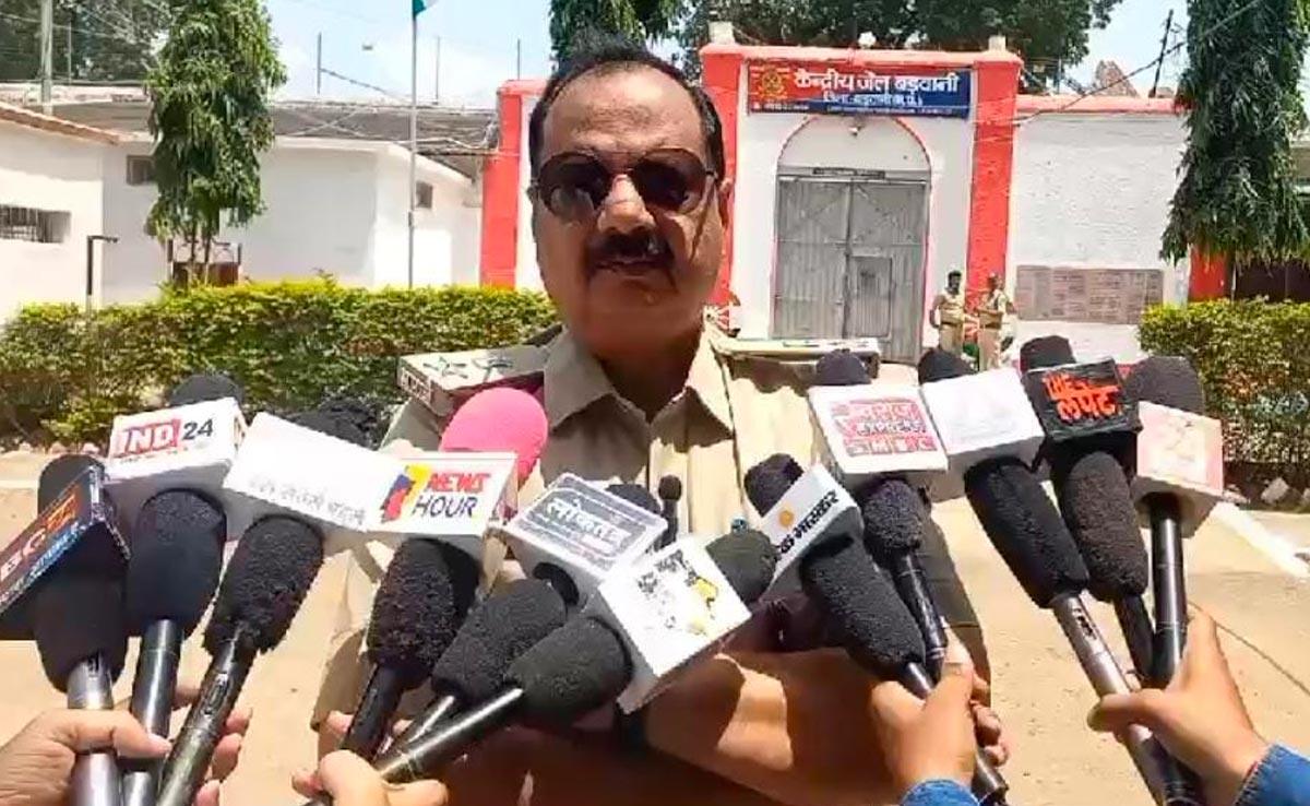 बड़वानी : सलाखों के पीछे कैद भाइयों को राखी बांधने जेल पहुंचीं बहनें