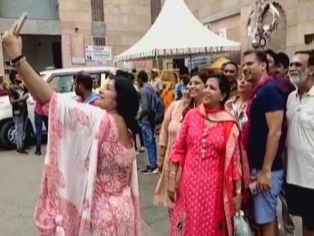 सैलानियों से गुलज़ार वाराणसी, होटल-लाॅज में नहीं मिल रहे कमरे