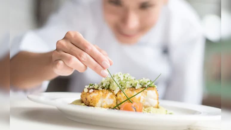 होटल मैनेजमेंट के बाद विदेश में करनी है नौकरी? ये रहा पूरा प्रोसेस