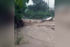 उत्तराखंड में भारी बारिश के कारण बह गई कार उत्तराखंड में भारी बारिश के कारण बह गई कार