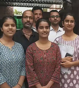 चाय बेच पिता ने दो बेटियों को पढ़ाया, सरकारी नौकरी में दोनों ने एक साथ परचम लहराया&nbsp;