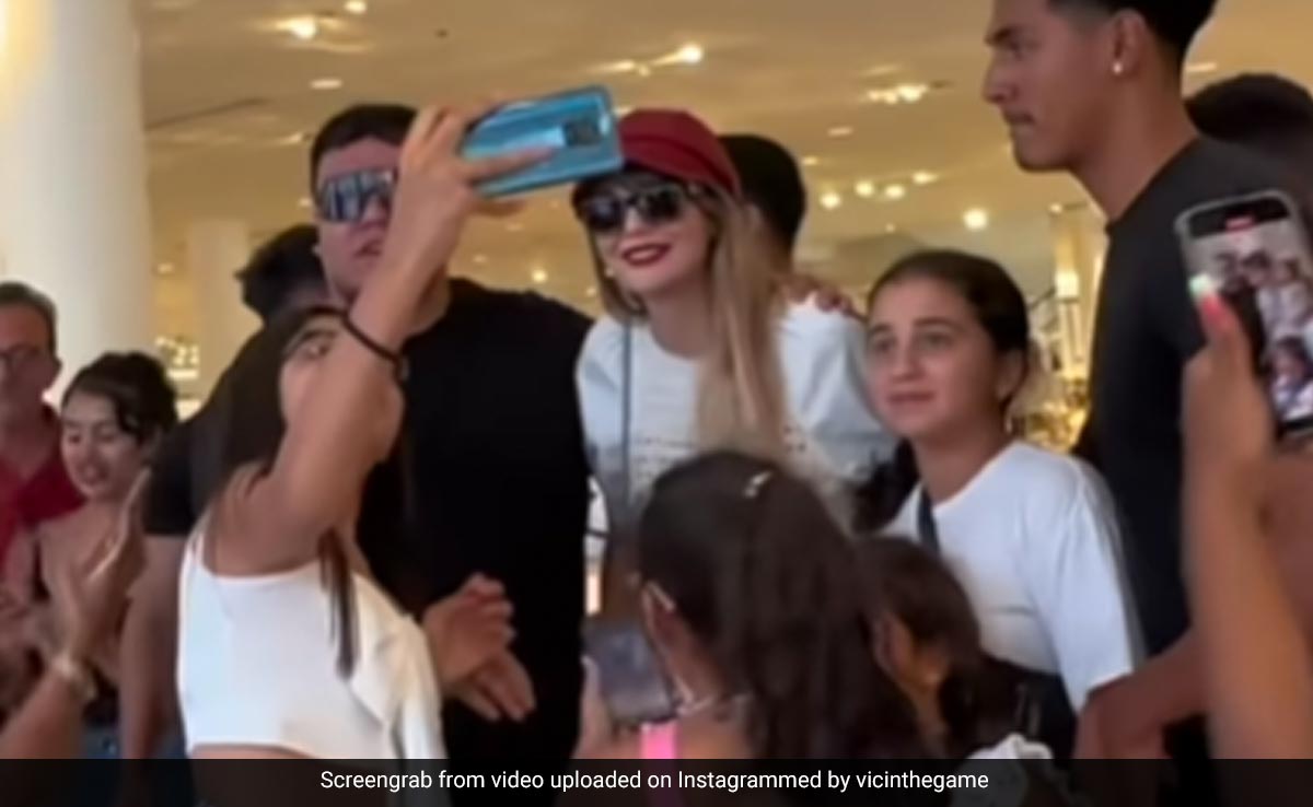 Taylor Swift Lookalike Ashley Leechin Escorted Out Of US Shop For Impersonating Singer