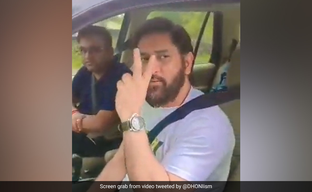 कार रोककर MS Dhoni ने अनजान शख्स से पूछा आगे का डायरेक्शन, लोगों को अपनी किस्मत पर नहीं हुआ यकीन, Video