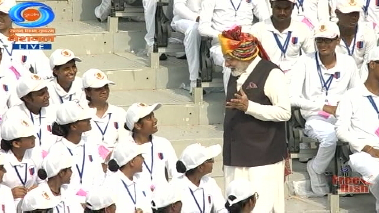 पीएम मोदी ने लाल किले पर छात्रों, एनसीसी कैडेट्स और अन्य लोगों से की मुलाकात