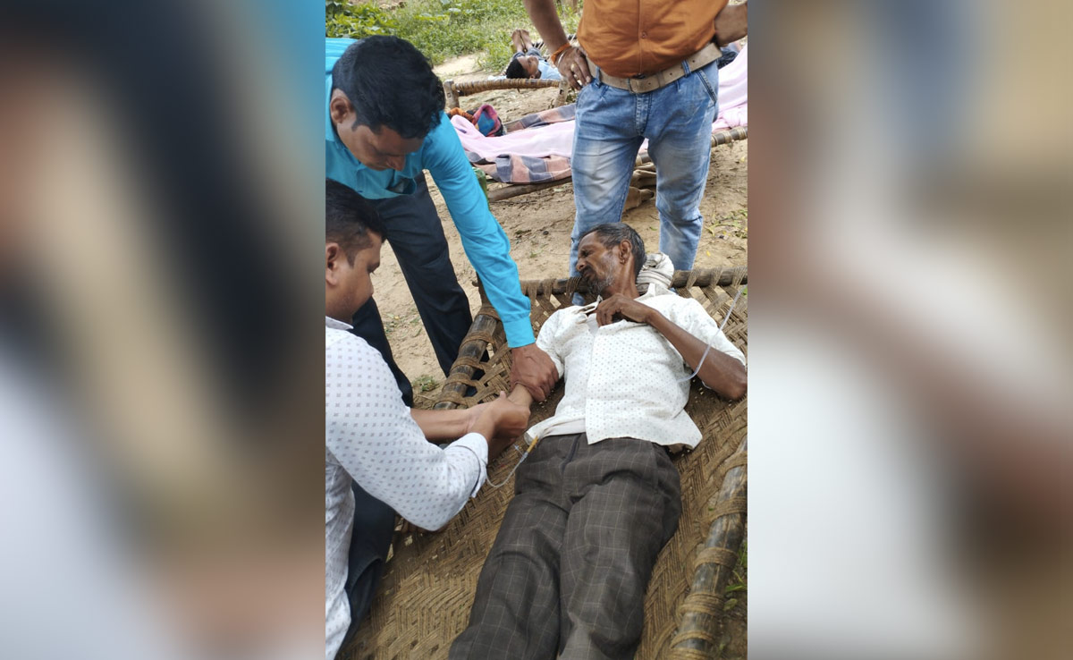 डायरिया फैलने से एक ही गांव के 54 लोग बीमार, मेडिकल टीम पेड़ों के नीचे कर रही उपचार&nbsp;