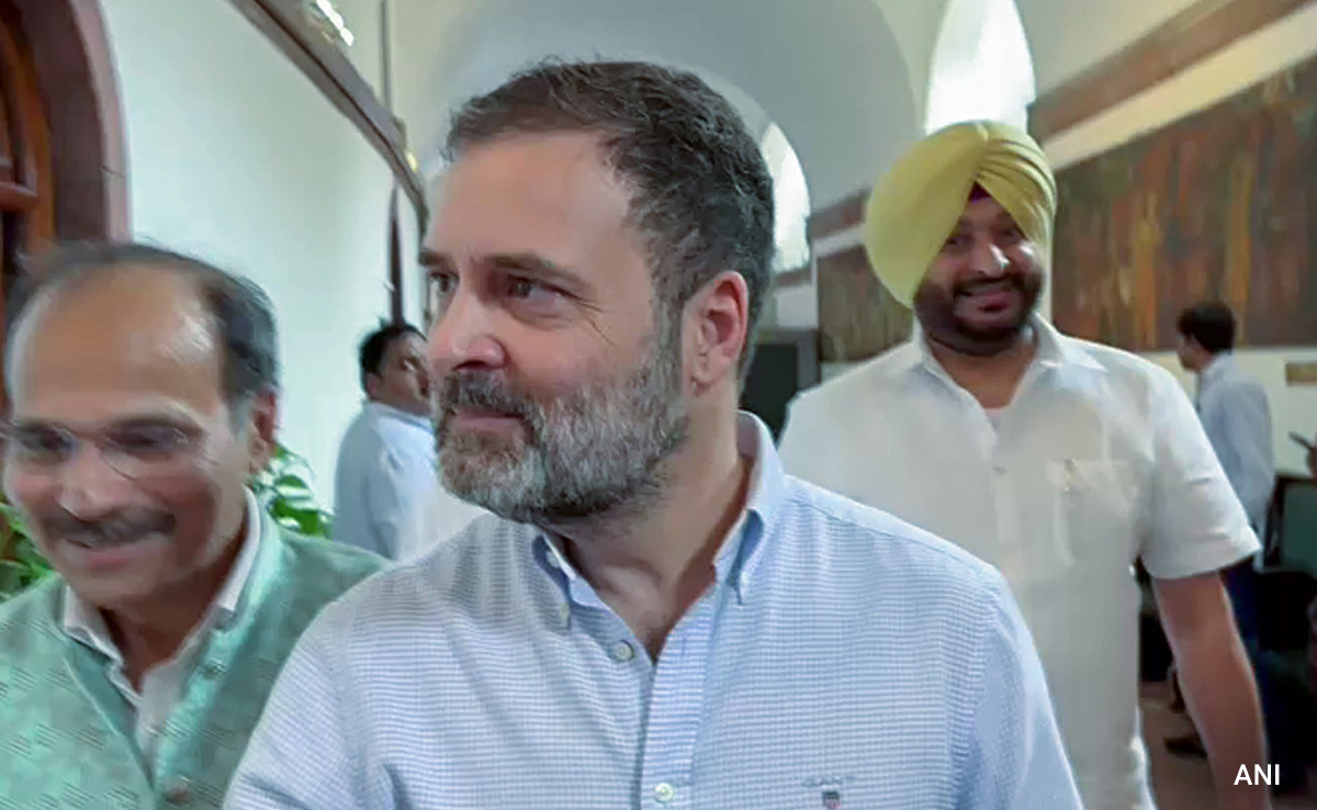 Congress MLA's Age Dig At Smriti Irani Amid Rahul Gandhi 'Flying Kiss' Row