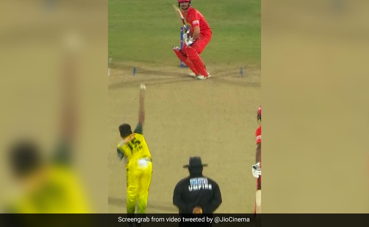 UP T20 League: भुवनेश्वर कुमार की आग उगलती इनस्विंगर नहीं झेल पाया बल्लेबाज, गेंद ने ऐसे उखाड़ा स्टंप, Video