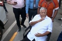 चारा घोटाला केस: CBI ने दायर की लालू यादव की ज़मानत रद्द करने की अपील, 25 को सुनवाई चारा घोटाला केस: CBI ने दायर की लालू यादव की ज़मानत रद्द करने की अपील, 25 को सुनवाई