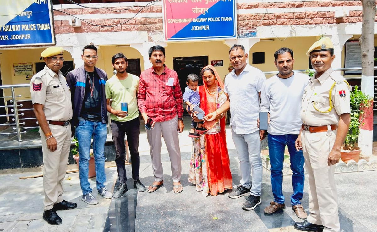 महीनों बाद यात्रियों को मिले चोरी हुए फोन, पुलिस ने इस तकनीक से मोबाइलों को खोजा