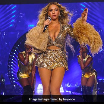 For Renaissance Music Tour In Maryland, Beyonce's Fringe-Trimmed Glittering Gold Co-Ord Set Is The Cheerleader Uniform Of Our Dreams For Renaissance Music Tour In Maryland, Beyonce's Fringe-Trimmed Glittering Gold Co-Ord Set Is The Cheerleader Uniform Of Our Dreams