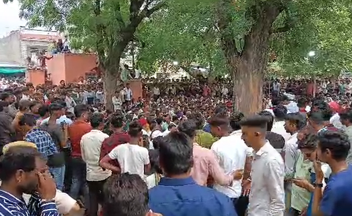 भीलवाड़ा भट्टी कांड : ग्रामीणों ने कोटड़ा थाने का किया घेराव... बाजार बंद... CM गहलोत पर बरसे भाजपा प्रदेशाध्&zwj;यक्ष