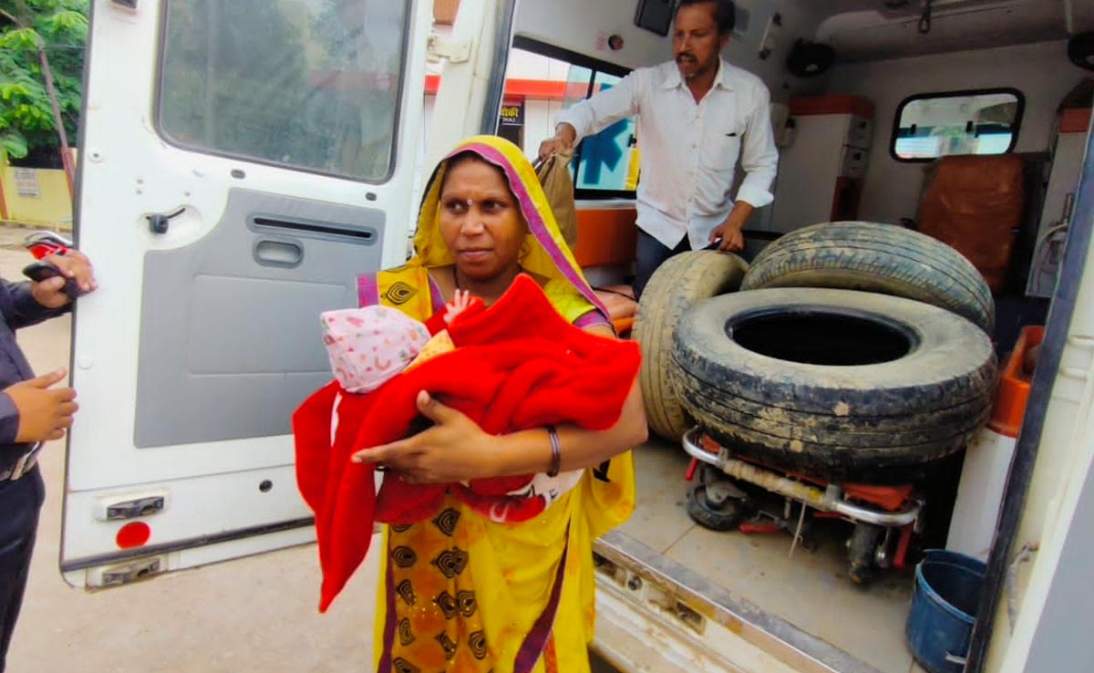 MP में घपले का नया तरीका ! मरीज के साथ पुराने टायर भी ढो रहे हैं सरकारी एंबुलेंस