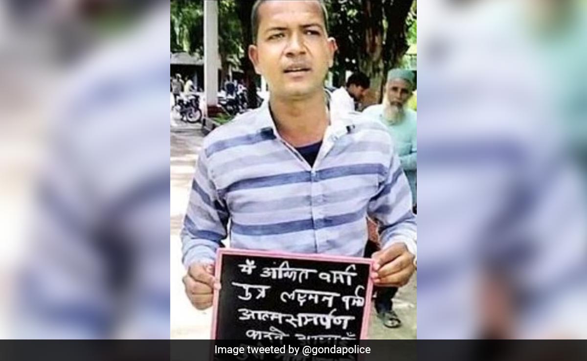 UP Man Surrenders Before Police With "Don't Shoot Me" Placard Around Neck