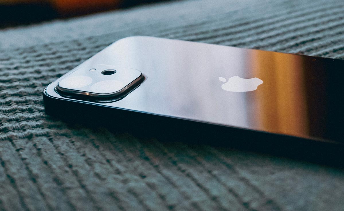 "Never Sleep Next To Your Phone When It's Charging": Apple Warns Users