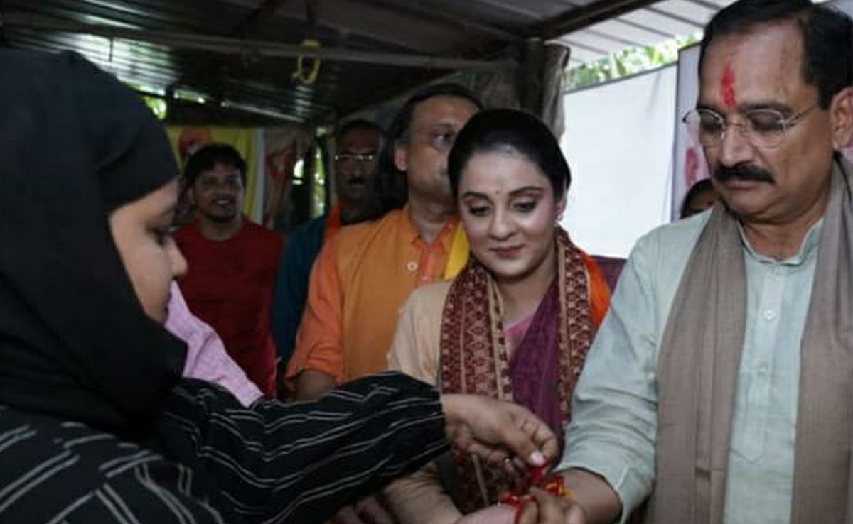 दिल्ली प्रदेश बीजेपी अध्यक्ष वीरेंद्र सचदेवा को मुस्लिम महिलाओं ने बांधे रक्षा सूत्र