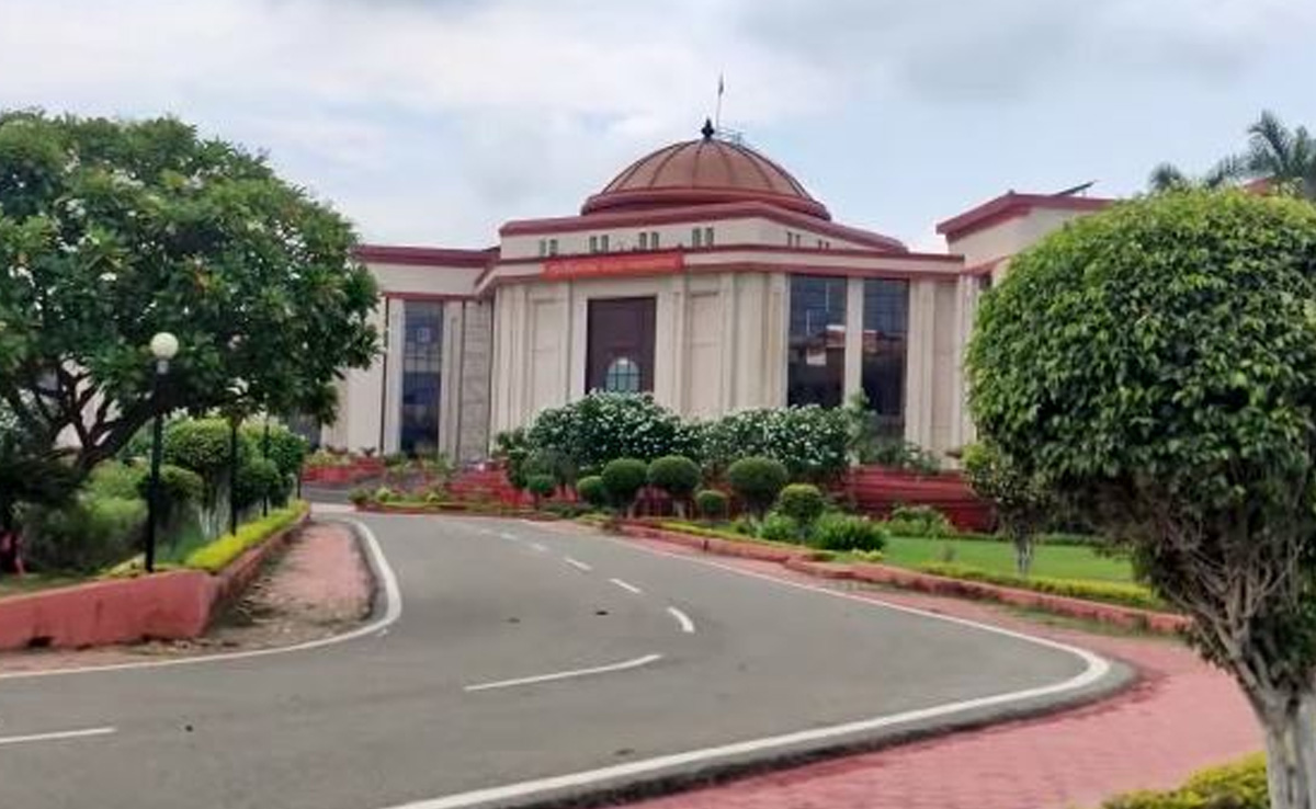 मुश्किल में बिलासपुर के पूर्व DEO, हाईकोर्ट ने कहा- 42 दिनों में हो आय से अधिक संपत्ति की जांच