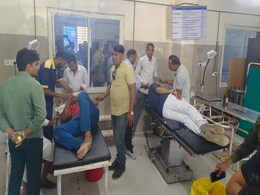 शाजापुर में बसों की टाइमिंग को लेकर हुआ विवाद: जमकर चली लाठियां, कई घायल शाजापुर में बसों की टाइमिंग को लेकर हुआ विवाद: जमकर चली लाठियां, कई घायल