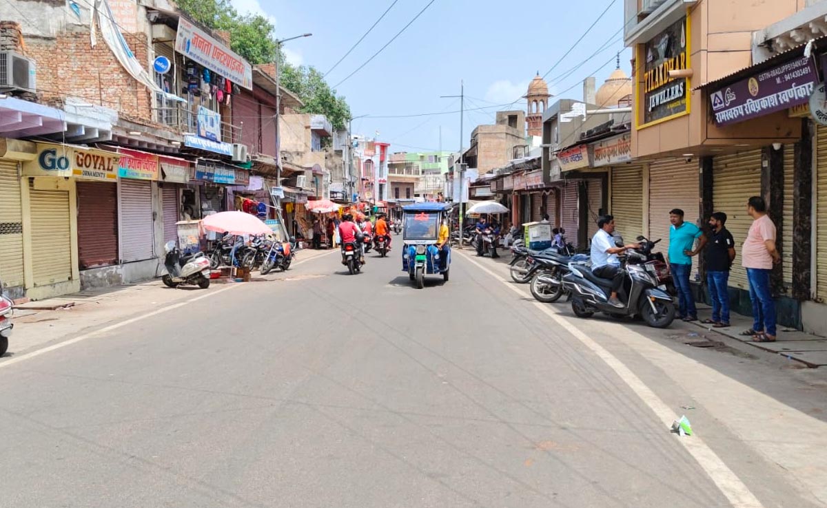 भरतपुरः ज्वेलर्स को गोली मारने की घटना के खिलाफ सर्राफा बाजार बंद, आरोपियों की गिरफ्तारी की मांग