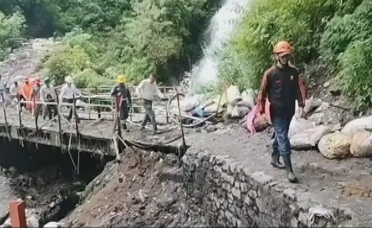 गौरीकुंड हादसा: तीन शव बरामद, आपदा सचिव और गढ़वाल आयुक्त ने किया घटनास्थल का निरीक्षण