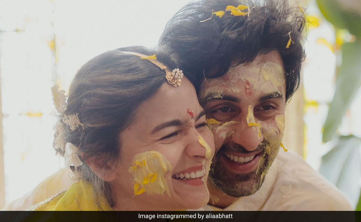 After Alia Bhatt's Viral Lipstick Demo, The Internet Is Going After Ranbir Kapoor: "Red Flag"