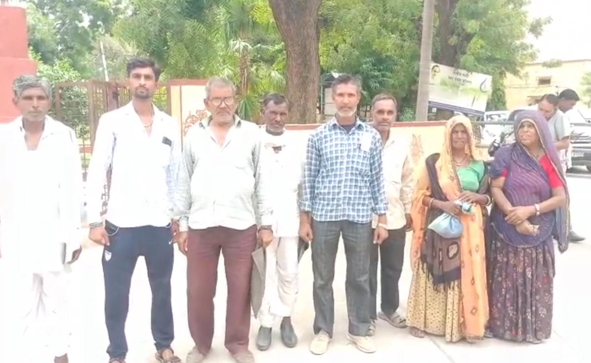 अपने ही रुपयों के लिए तीन साल से मिनी बैंक के चक्कर लगा रहे हैं दुगारी के किसान