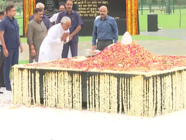 Nitish Kumar Visits AB Vajpayee Memorial. Team NDA Was Present Too
