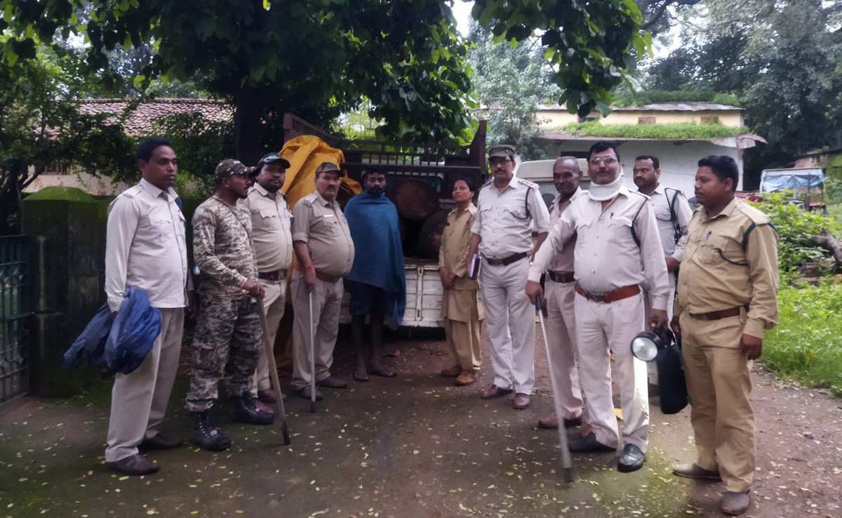 जशपुर : वन विभाग ने रंगे हाथों पकड़ा लकड़ी तस्करों को