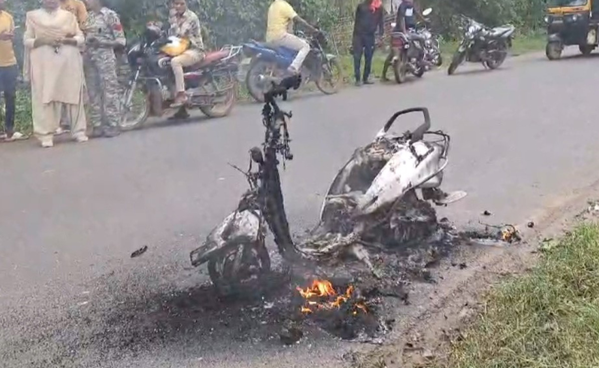 कोंडागाव : चलती स्कूटी में अचानक लगी आग, देखते ही देखते हुई खाक; युवक ने भागकर बचाई जान