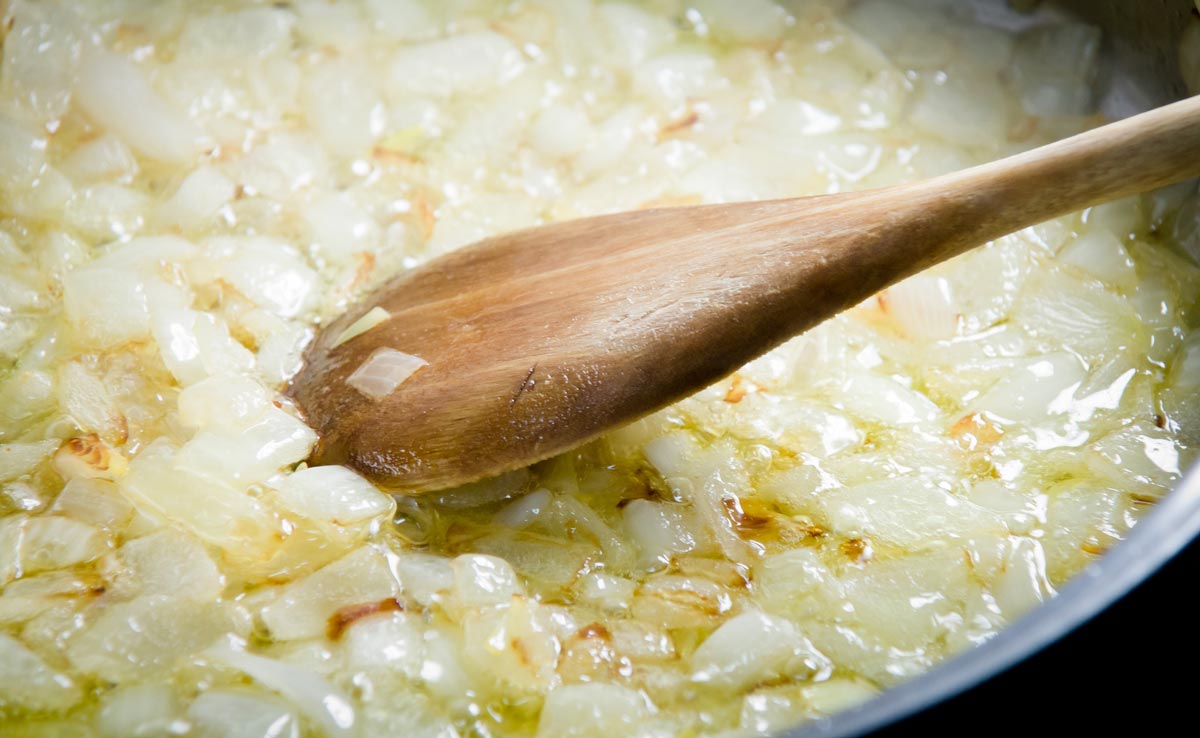 नए बाल उगाने से लेकर झड़ते बालों को मजबूत भी बनाता है प्याज का तेल, जानिए इस तेल को घर पर कैसे करते हैं तैयार 