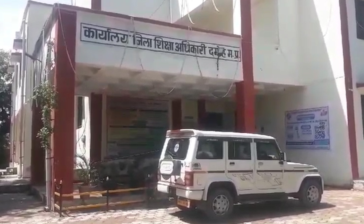 दमोह : रिश्वत लेते हुए बाबू को लोकायुक्त पुलिस ने रंगे हाथों पकड़ा