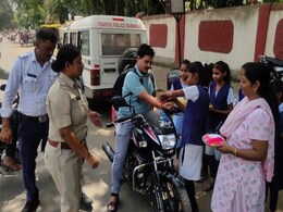 रक्षाबंधन के मौके पर पुलिस की अनोखी पहल, वाहन चालकों को चलान की जगह राखी बंधवाई रक्षाबंधन के मौके पर पुलिस की अनोखी पहल, वाहन चालकों को चलान की जगह राखी बंधवाई